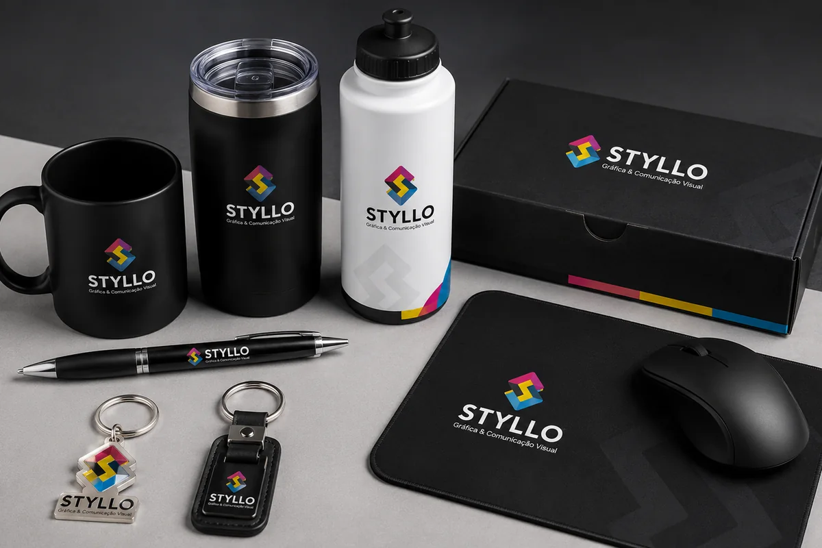 Mockup de brindes personalizados com caneca, garrafa, canetas, chaveiros e mousepad